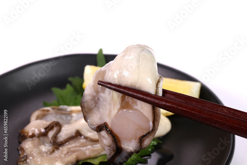 生がきを食べる