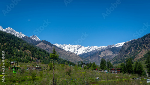 Manali mountains in the summer © Sidhundev
