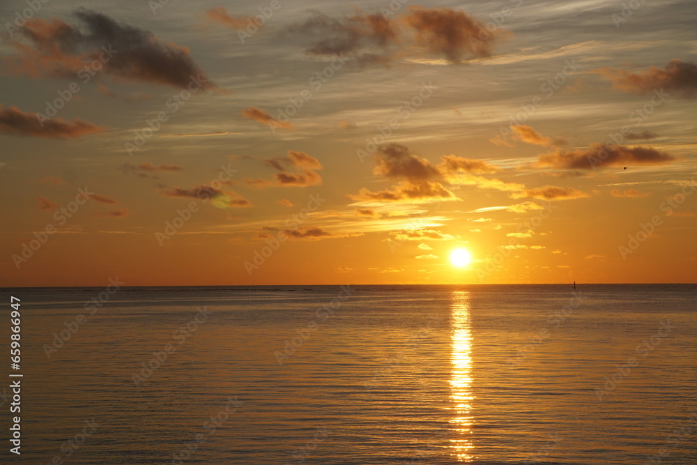希望の光 朝日と海