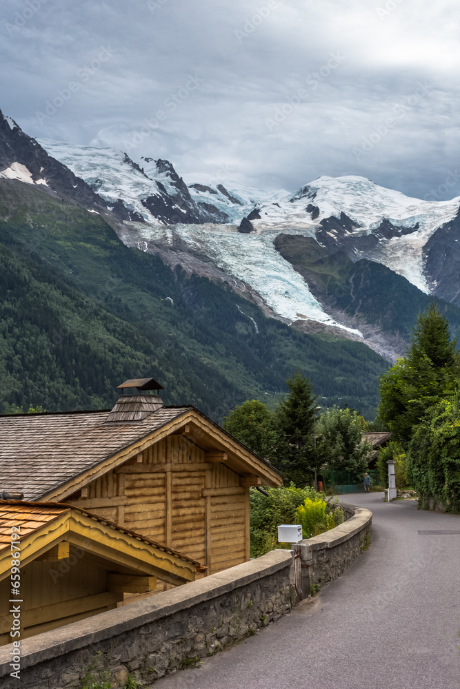 Chamonix et le glacier des Bossons au pied du Mont-Blanc, Savoie, France 