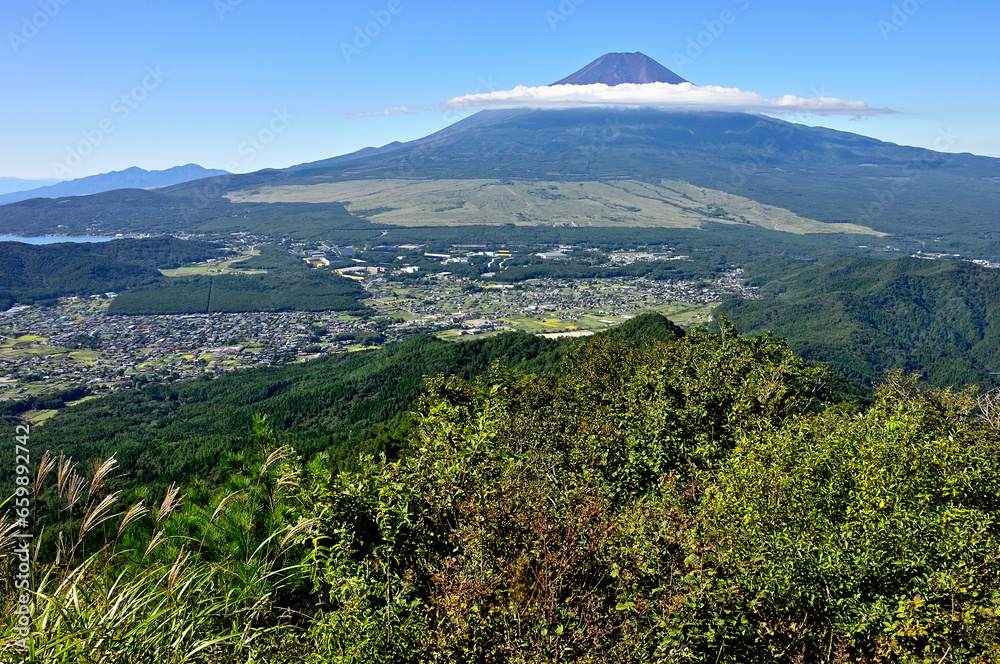 道志山塊の杓子山山頂より望む富士山
