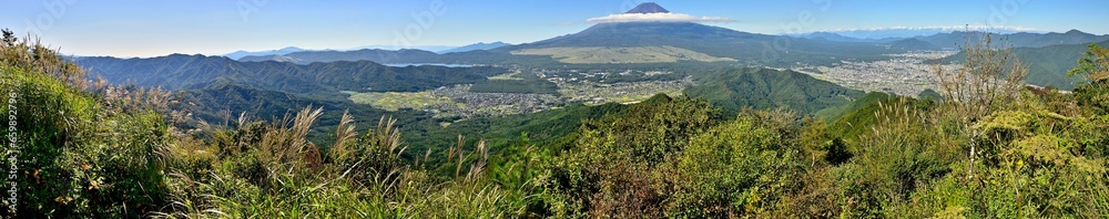 道志山塊の杓子山山頂からの富士山を望むパノラマ
