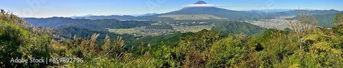道志山塊の杓子山山頂からの富士山を望むパノラマ  © Green Cap 55