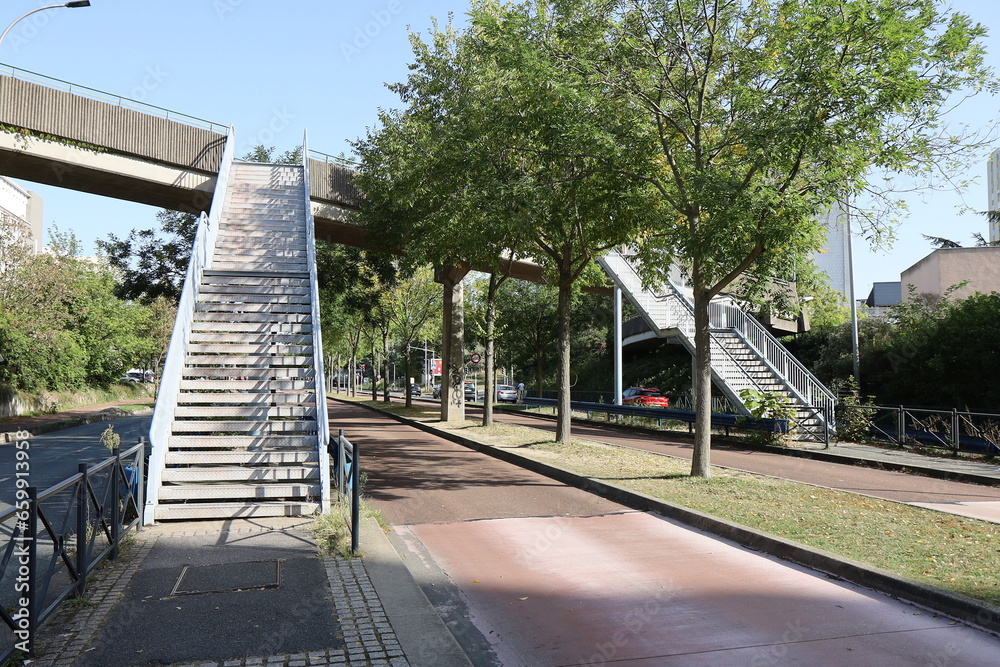 Passerelle piétonne de la ville, ville de Créteil, département du Val de Marne, France