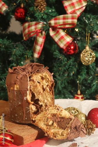 Panetone de chocolate trufado com árvore de natal ao fundo