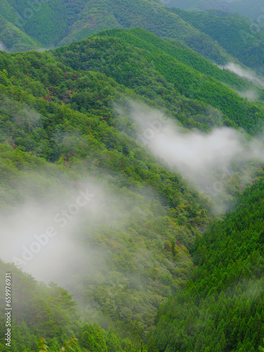 霧の出た山の風景 photo