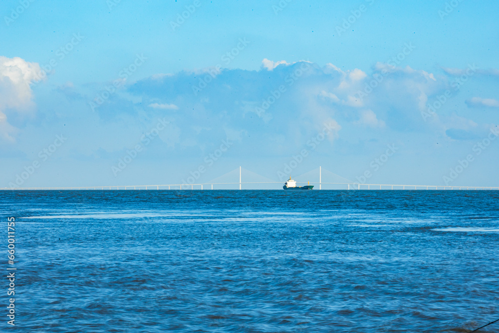 Fototapeta premium Hengsha Island, Shanghai - the sea under the blue sky and white clouds