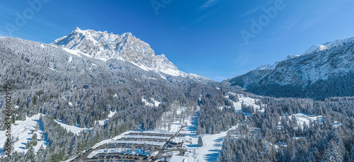 Perfektes Winterwetter an der Ehrwalder Alm in Tirol, Schnee, Sonne und blauer Himmel über der Tiroler Zugspitz Arena