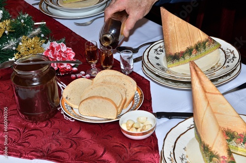Obraz na płótnie A festive toast with wafers, honey and garlic at the Christmas table w salonie