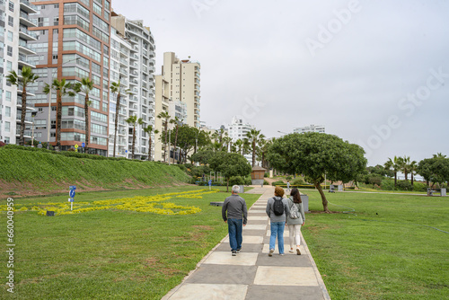Pessoas caminhando em dia nublado no Parque Maria Reiche. Lima, Peru. photo