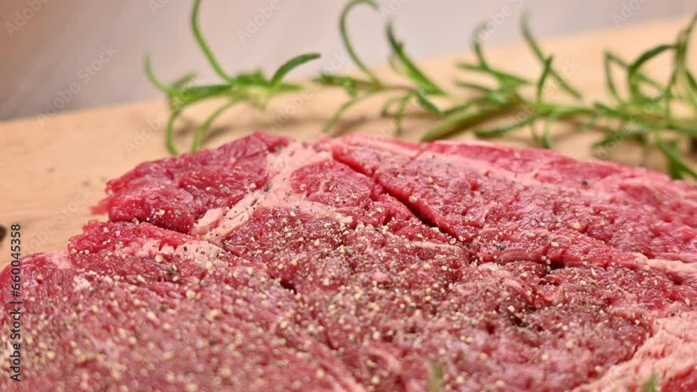 ステーキに塩コショウを振る ステーキに塩コショウを振る