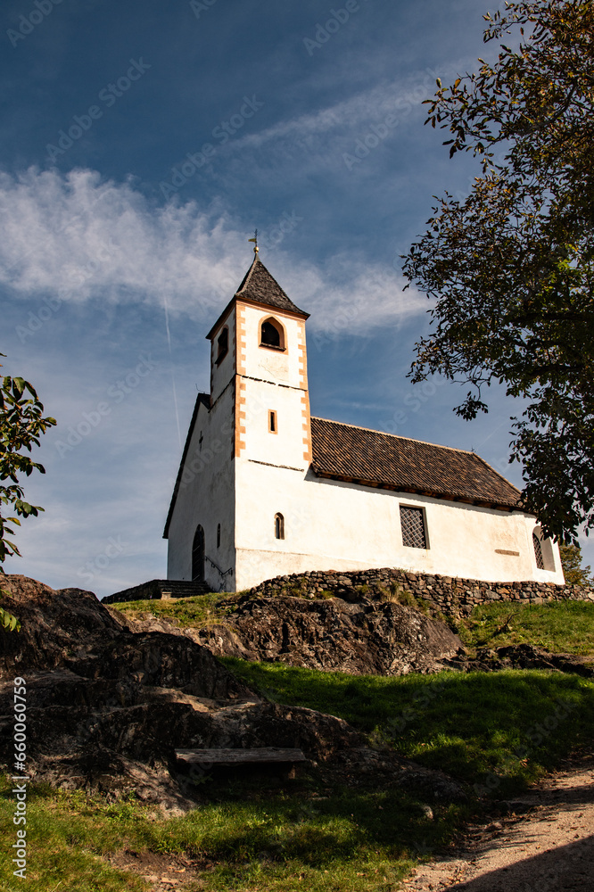 Die Kirche St. Hippolyt in Meran, Südtirol