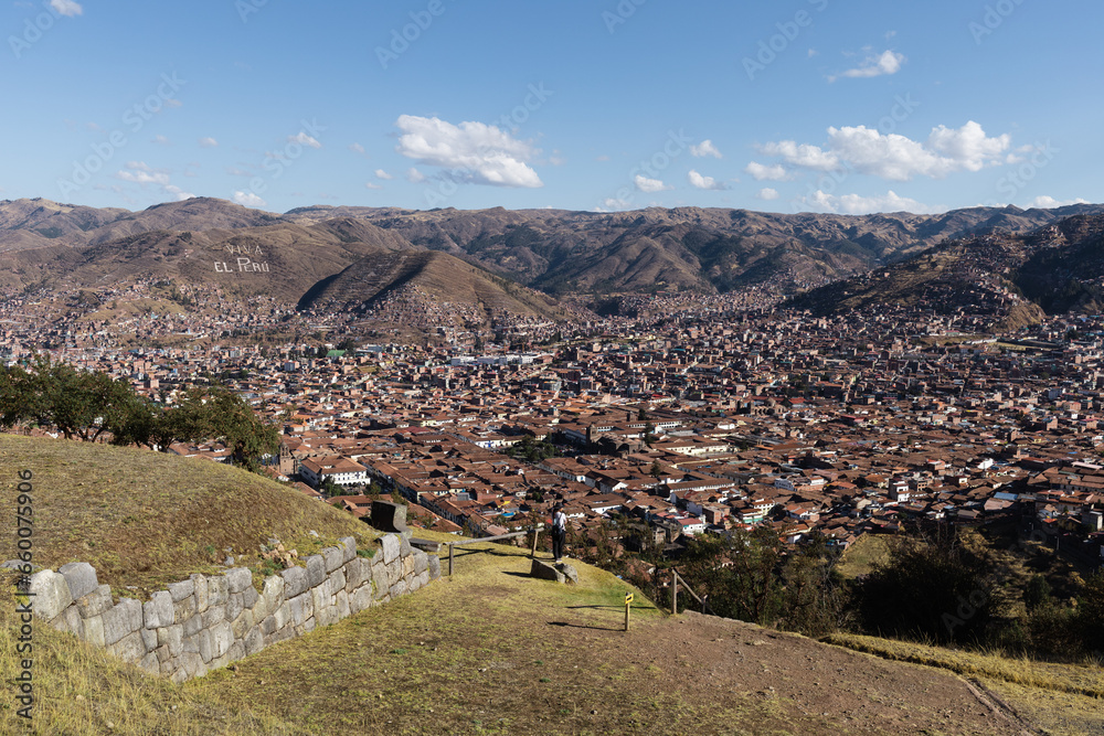 Obraz premium VISTA DE LA CIUDAD DE CUSCO, SU NATURALEZA Y RUINAS INCAS / PERU