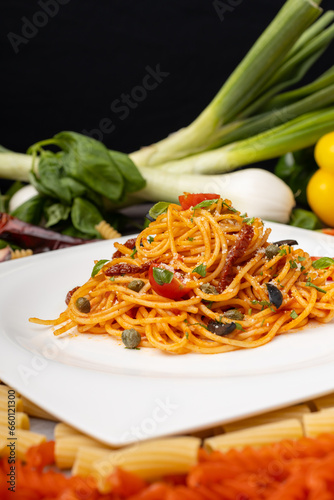 bodegón con espaguetti con verduras
