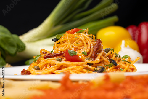 close-up de espaguetti putanesca