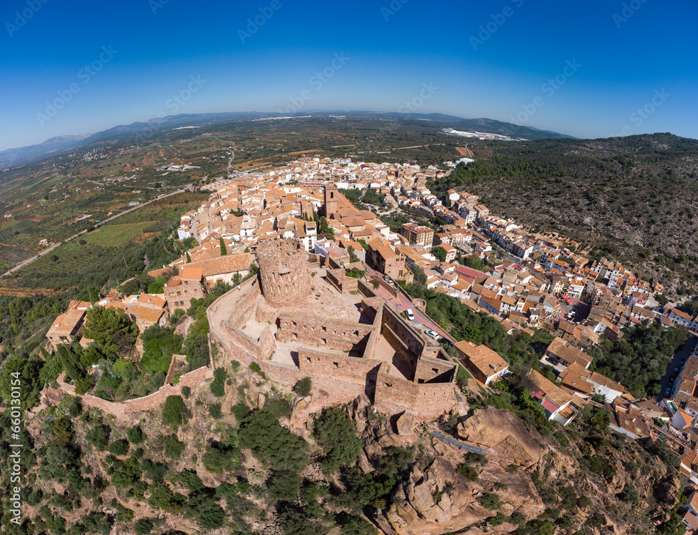 Panorámica aérea de Vilafamés (Castellón), un precioso pueblo de montaña de la Comunidad Valenciana.