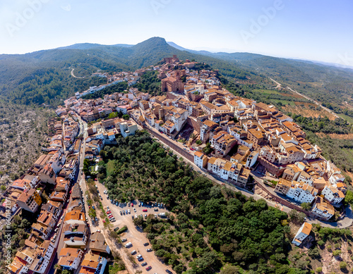 Panorámica aérea de Vilafamés (Castellón), un precioso pueblo de montaña de la Comunidad Valenciana.
