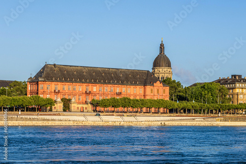 Das Kurfürstliche Schloss in Mainz vom Rhein aus gesehen