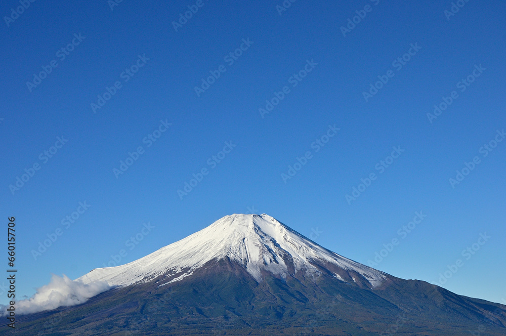 道志山塊の石割山山頂より朝日浴びる雪化粧した富士山コピースペース
