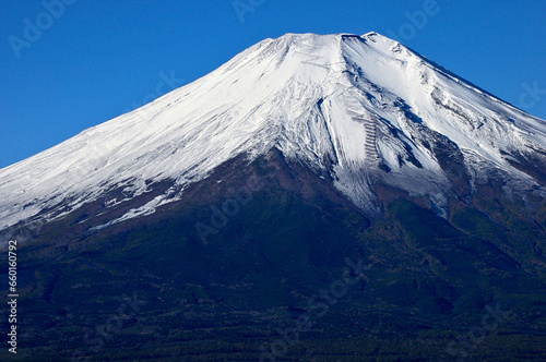 道志山塊の平尾山山頂より 雪化粧した富士山 