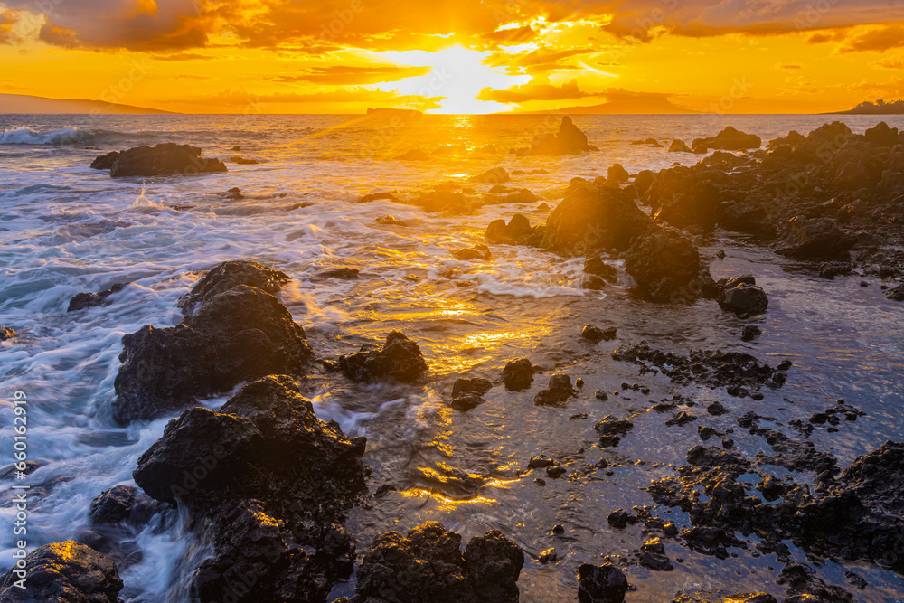 Obraz premium Sunset on The Volcanic Shoreline of Makena Beach, Makena State Park, Maui, Hawaii, USA