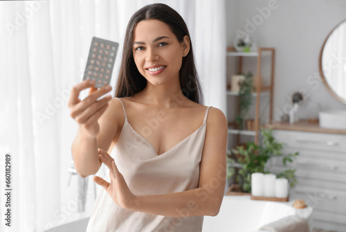 Young woman with contracept...