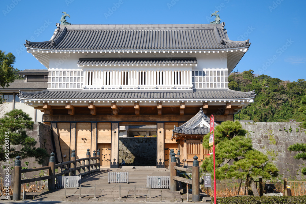 鶴丸城の大手門の風景