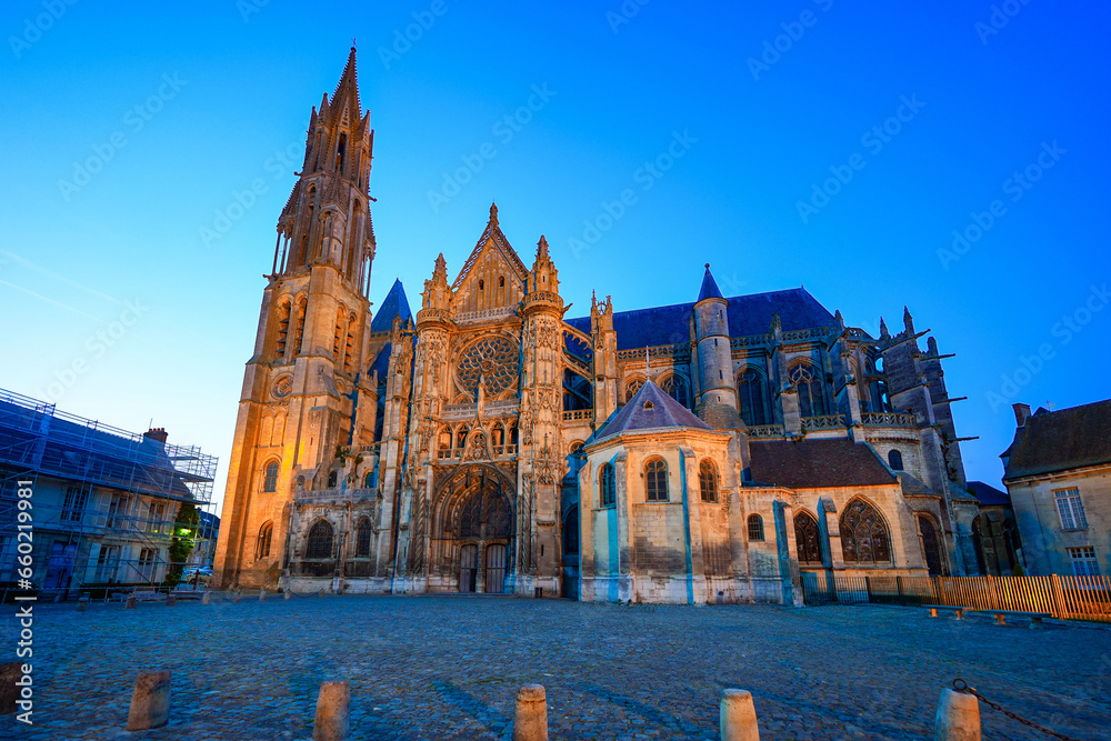 Obraz premium Transept of Senlis Cathedral at sunset in the capital of Oise in Picardy, North of France