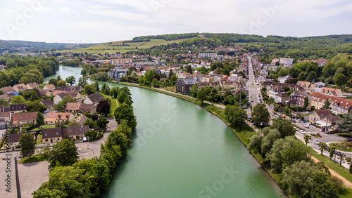 Fotografia Aerial view of the small town of Château-Thierry and of the American Memorial bu