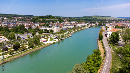 Fotografia Aerial view of the small town of Château-Thierry overlooked by a mediaeval castl