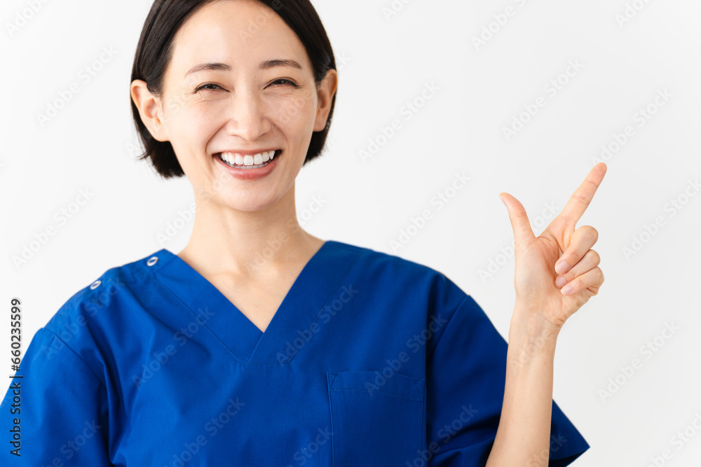 スクラブを着ている若い女性　医療イメージ	