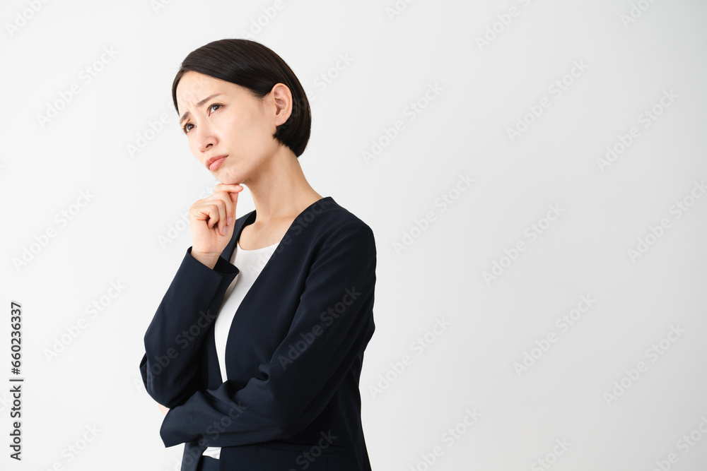 ビジネススーツを着ている若い女性　ビジネスイメージ