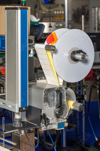 Obraz na płótnie The applicator is a flexible and easily adaptable solution for printing and labeling. w salonie