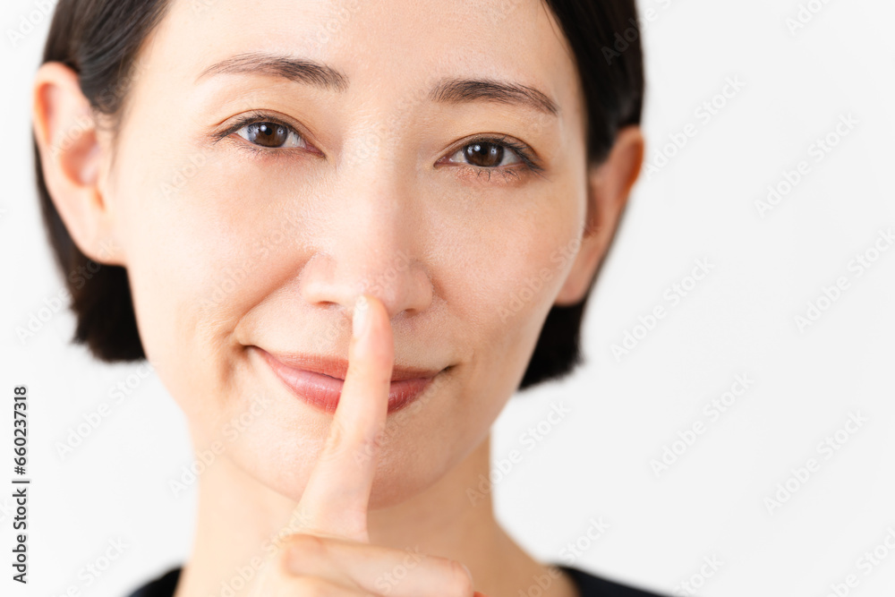 ビジネススーツを着ている若い女性 ビジネスイメージ ビジネススーツを着ている若い女性 ビジネスイメージ