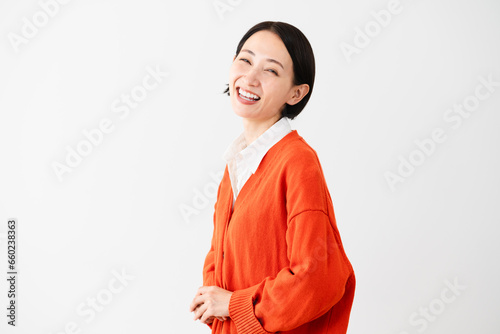 カーディガンを着ている若い女性 秋服イメージ