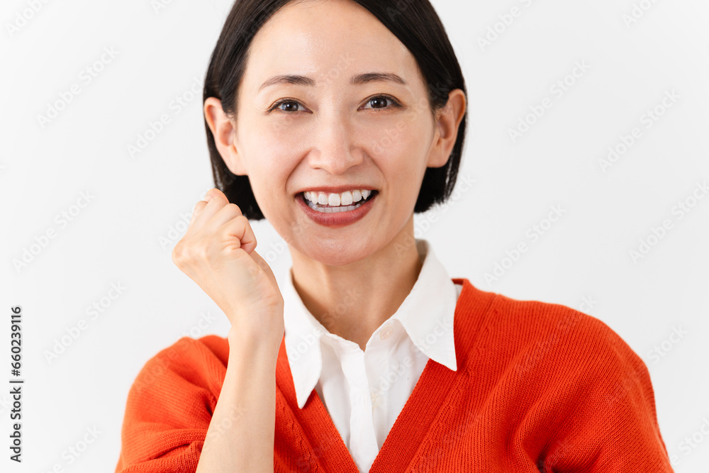 カーディガンを着ている若い女性　秋服イメージ