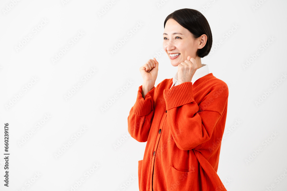 カーディガンを着ている若い女性　秋服イメージ