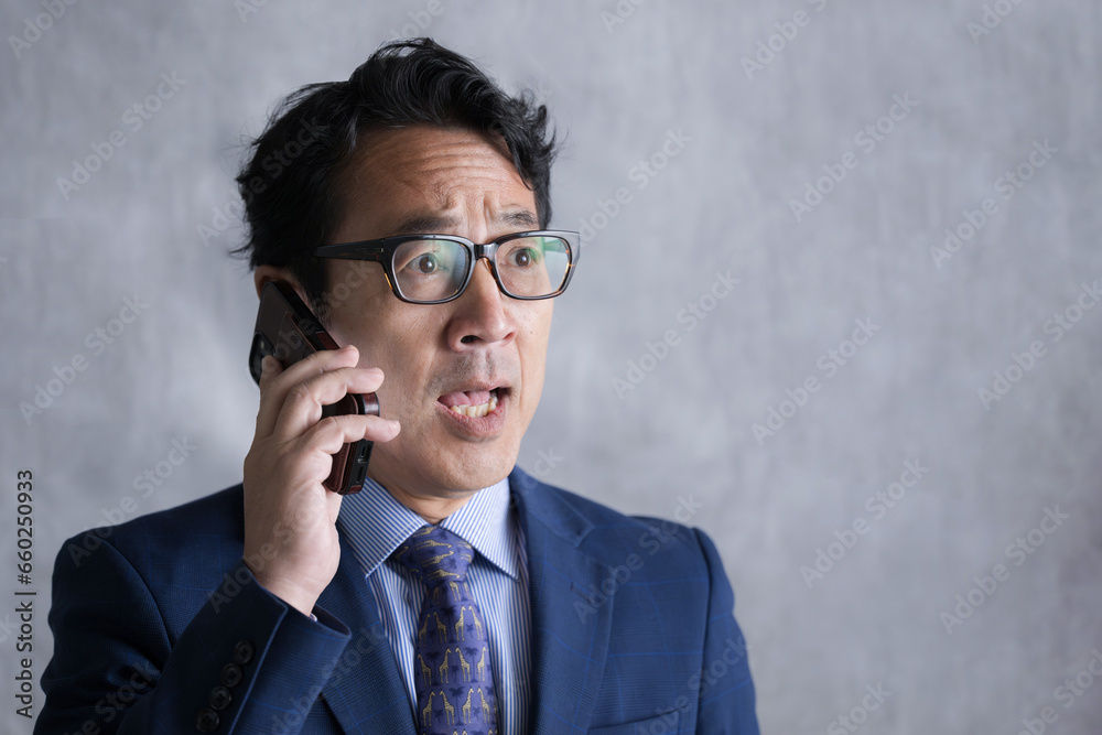 スマホで通話する男性 内容を聞いてびっくりする驚愕の表情の横顔アップ 信じられない! スマホで通話する男性 内容を聞いてびっくりする驚愕の表情の横顔アップ 信じられない!