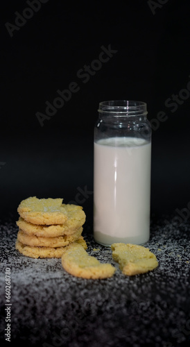 galleta de azucar con un vaso con leche