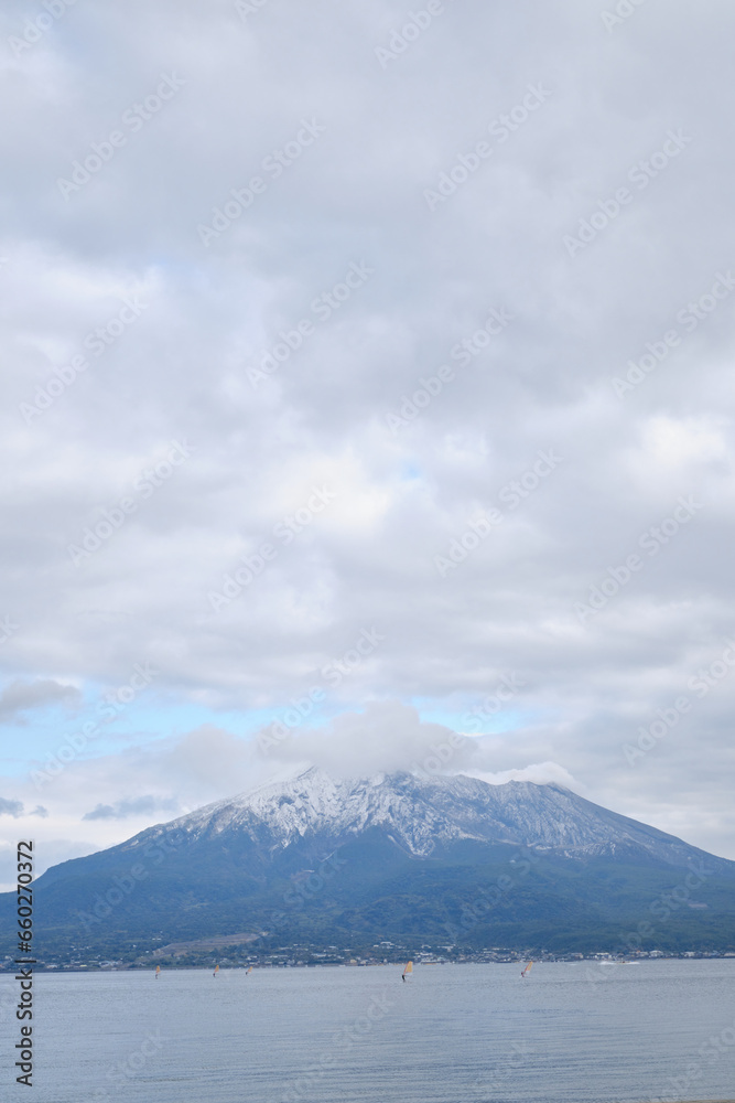 磯海岸から眺める美しい桜島の雪化粧