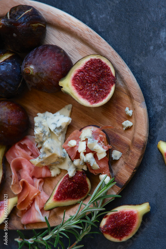 figs cheese with mold and jamon