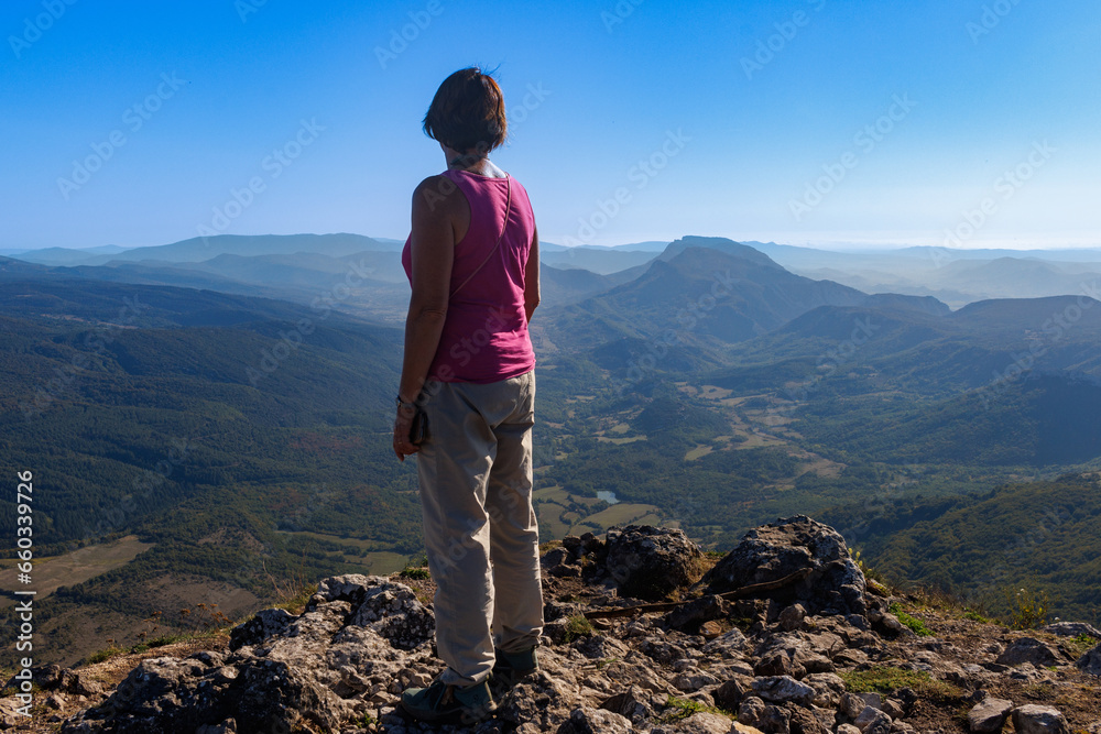 Fototapeta premium Randonneuse au sommet du Pech de Bugarach contemplant le Fenouillèdes et le Roussillon 