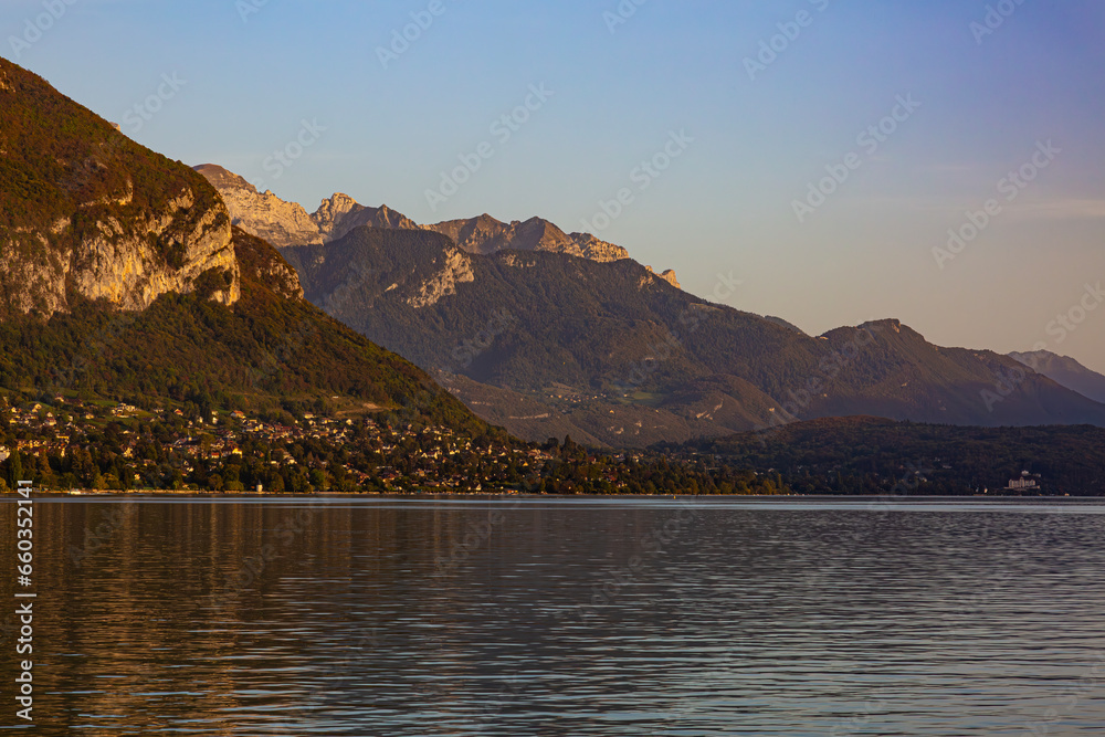 Début de soirée sur le Lac d'Annecy Début de soirée sur le Lac d'Annecy