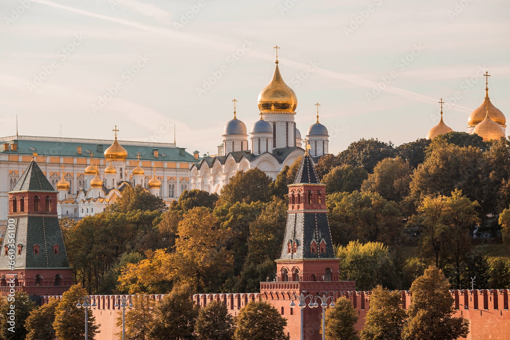 Naklejka premium MOSCOW, RUSSIA - SEPTEMBER 26, 2023: View of Moscow on an autumn evening at sunset. Kremlin towers. The Grand Kremlin Palace, the Assumption and Annunciation Cathedrals. A popular tourist attraction.