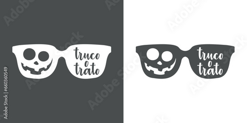 Logo con texto manuscrito truco o trato en español con silueta de gafas de sol con cara de calabaza de Halloween para su uso en invitaciones y tarjetas