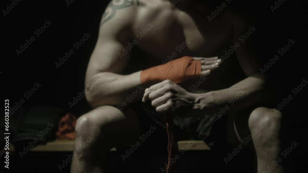 Boxeur s'entraînant dans une pièce sombre, clair obscur