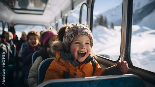 des enfants joyeux dans un bus scolaire pour une classe de neige