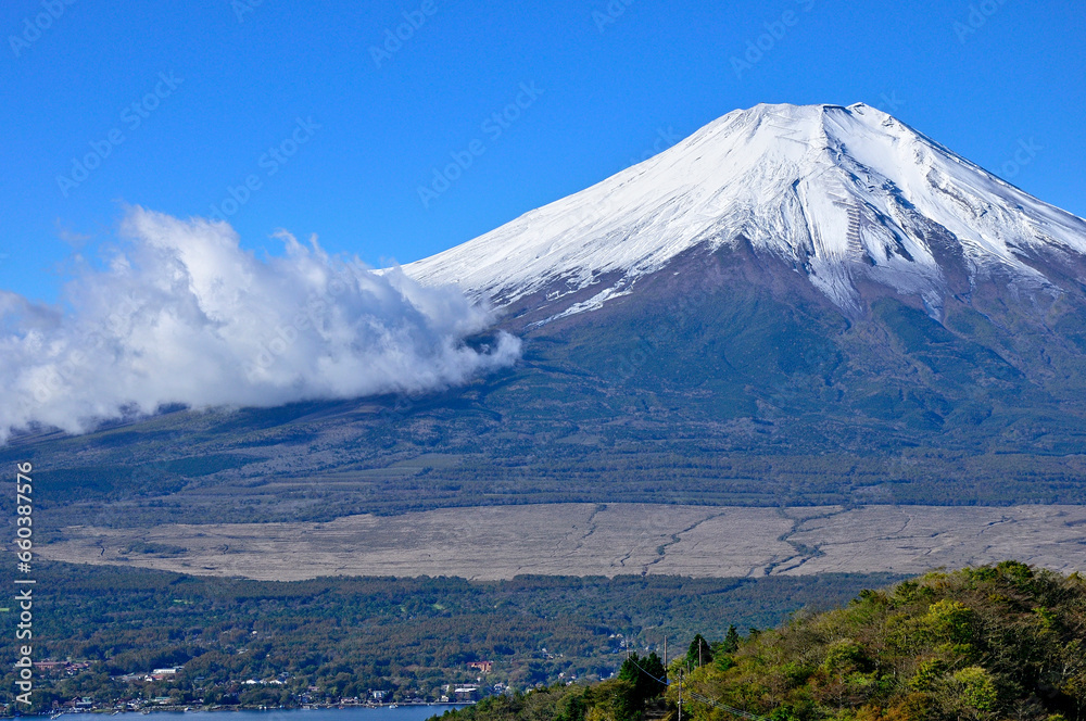 道志山塊の平尾山より望む富士山と大平山
