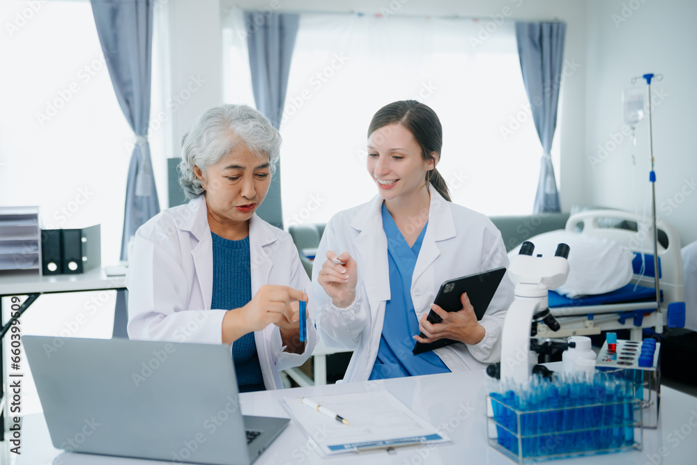 Obraz premium Medical team having a meeting with doctors. Young scientists conducting research investigations in a medical laboratory, a researcher.