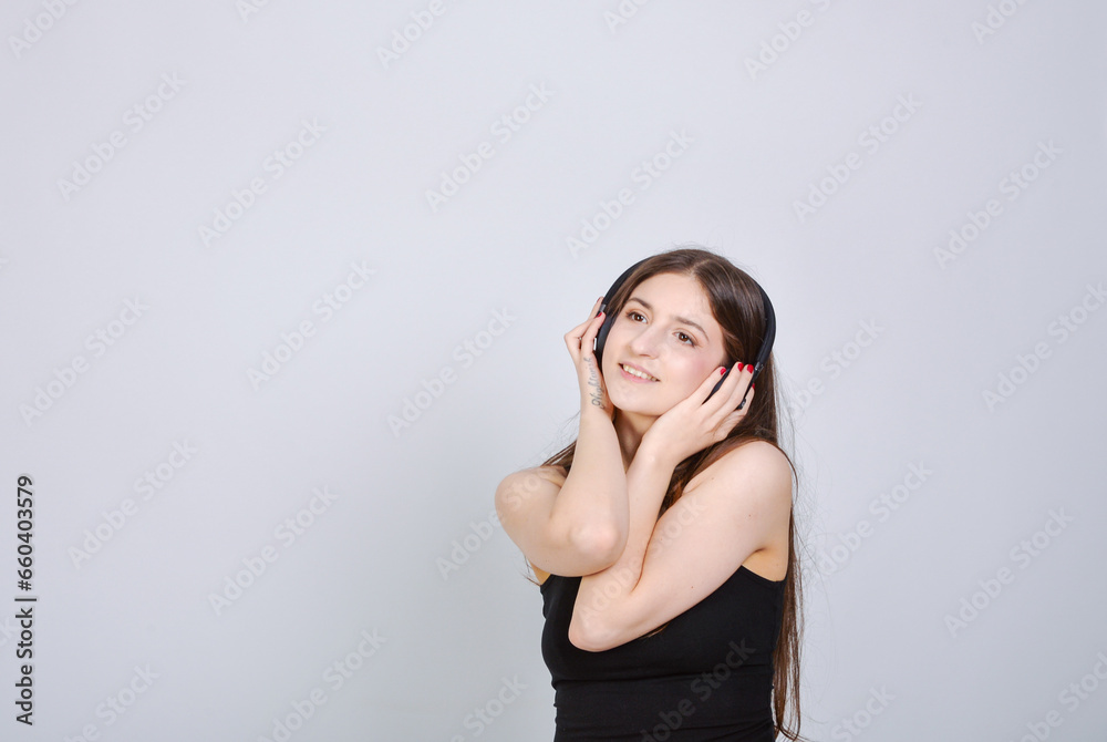 junge coole frau teenager hört musik aus einer stream hörbuch mitsingen kopfhörer laut musik friezeit gute laune portrait junge coole frau teenager hört musik aus einer stream hörbuch mitsingen kopfhörer laut musik friezeit gute laune portrait